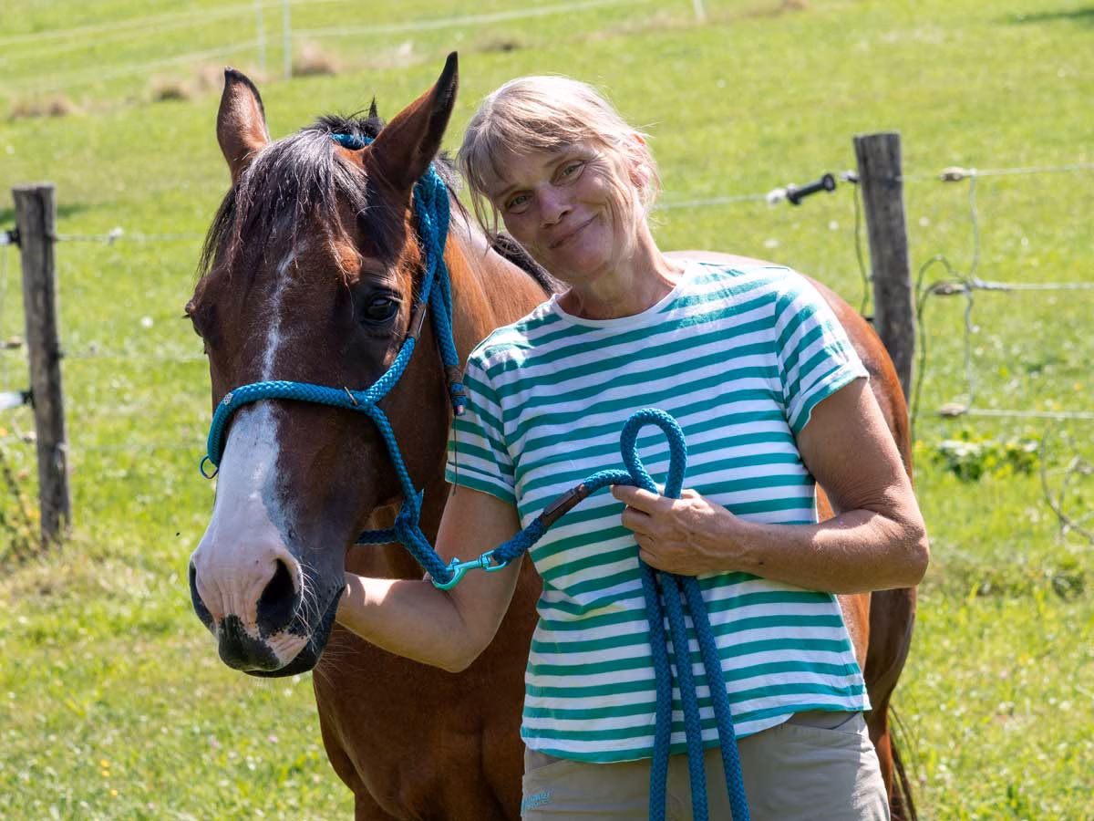 Heike und ihr Pferd Monti.